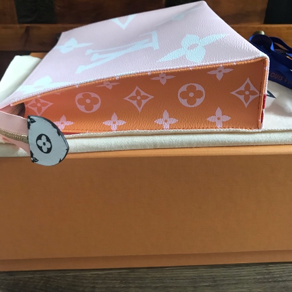 ❌SOLD❌Louis Vuitton Giant Toiletry Pouch - Picture 5 of 8